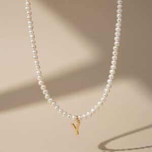 Collar de perla natural con Dije Letra Inicial Chapa Oro  de 22k