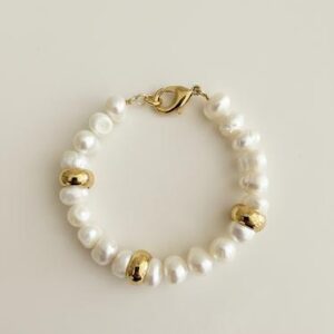 Pulsera con Perlas " Pure Pearl  y "Chapa de Oro 22 K