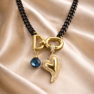 Collar Azul Nocturno Cadena negra con corazon dorado y dije de piedra natural azul london blue