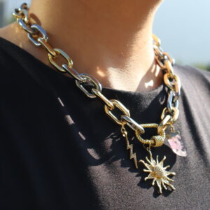 Collar Aura Electrica-Cadena de Chapa de Rodio bicolor con dije de sol rayo y amatista  