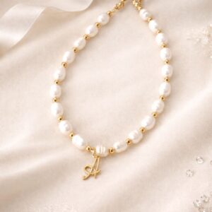Collar Inicial Muse – Collar Perlas Naturales con cuentas doradas  y  con Letra en Chapa de  Oro 22K