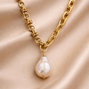 Collar Perla Barroca AuroraChapa de Oro 22K