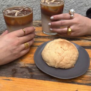 Anillo doble perla natural esférica de diseño abierto ajustable con acabados en chapa de oro 22k marca Cianna