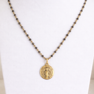 Collar de piedra natural  Pirita con Medalla Virgen Desatanudos de Plata -CIANNA