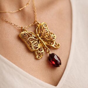 Collar Renacer  Mariposa con Granate Natural en Chapa de Oro 22K | Joyería Artesanal CIANNA