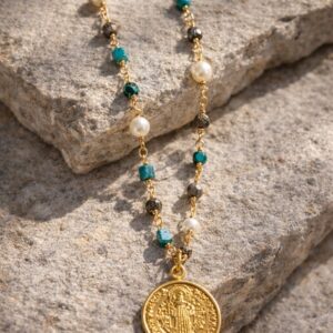 Collar Trinidad Aurea de Piedra Natural con dije de medalla san benito en chapa de oro 22 k