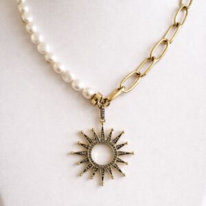 Collar Perlas Naturales y Cadena Dorada con Dije Sol Chic -CIANNA Solar Elite Chapa de Oro 22K