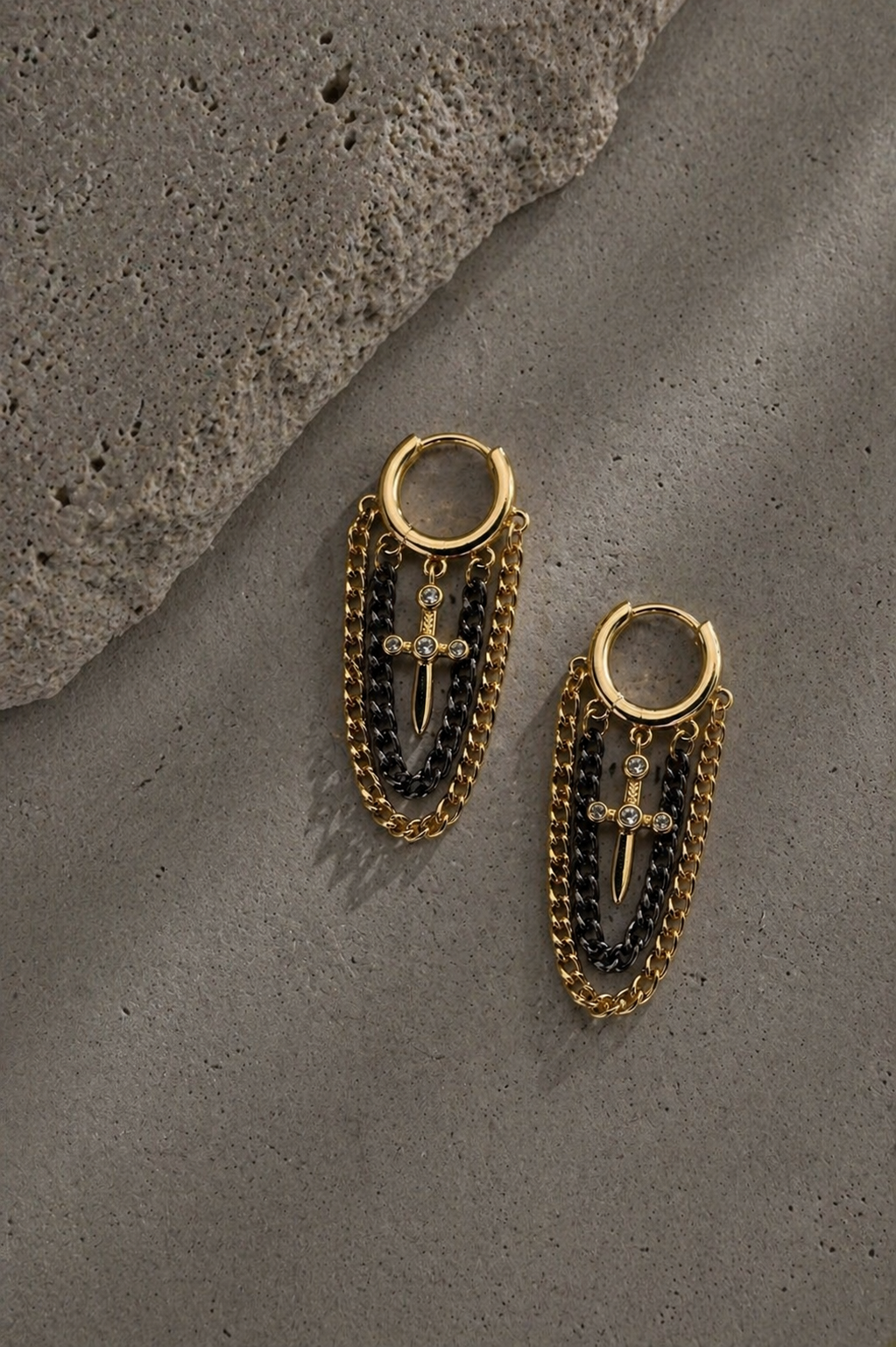 Arracadas con Cadenas y Daga Arracadas Milano Noir Daga - Oro y Gun Metal en Chapa de Oro 22k - Image 5