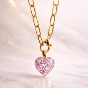 Collar delicado con dije de corazón Swarovski rosa y cadena de chapa de oro 22k marca Cianna