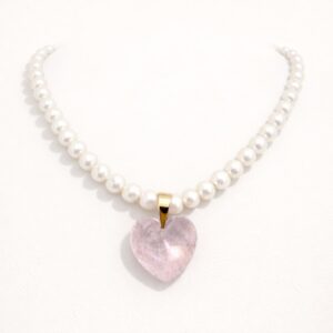 Collar de perlas blancas naturales con dije de corazón Swarovski rosa y herraje en chapa de oro 22k marca Cianna