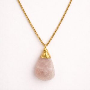 Collar de cadena de chapa de oro 22k con dije de cuarzo rosa natural en bruto sin pulir de forma orgánica marca Cianna