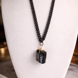 Collar de piedra turmalina negra natural en bruto con engarzado artesanal en oro 22k y cadena negra gun metal marca Cianna