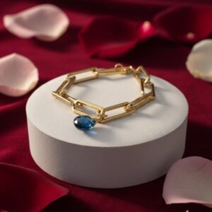 Pulsera de eslabones grandes en chapa de oro 22k con dije de piedra natural London Blue azul profundo marca Cianna