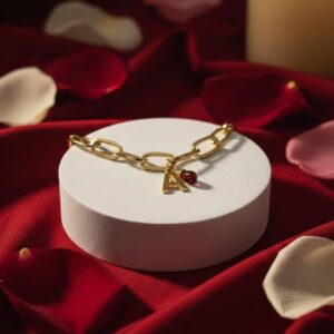 Pulsera personalizada de eslabones en chapa de oro 22k con inicial y dije de piedra natural granate rojo marca Cianna
