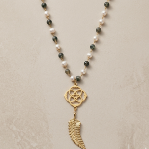 ollar artesanal de labradorita y perlas naturales con dije de pluma marca Cianna.