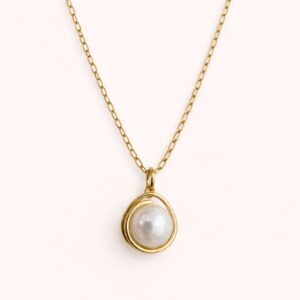 Collar de perla encapsulada en dije circular de chapa de oro 22k joyería mística marca Cianna