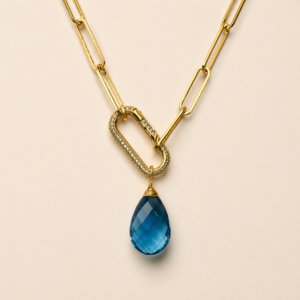 Collar con dije de piedra natural London Blue y broche ovalado con microzirconias en cadena de chapa de oro 22k marca Cianna
