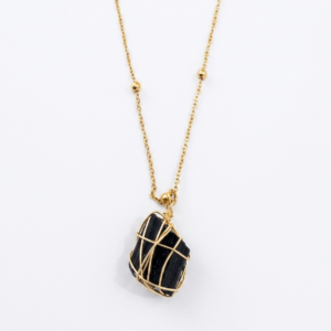Collar de Turmalina Negra en bruto con chapa de oro 22k Cianna