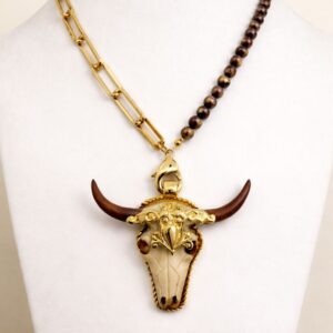 Collar místico con dije de toro y combinación de perlas café naturales y cadena de chapa de oro 22k marca Cianna