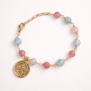 Pulsera de cuarzos naturales rosas y azules con medalla de San Benito en chapa de oro 22k marca Cianna