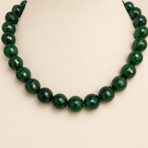 Collar de esferas grandes de piedra ágata verde natural facetada de 18mm con detalles en chapa de oro 22k marca Cianna