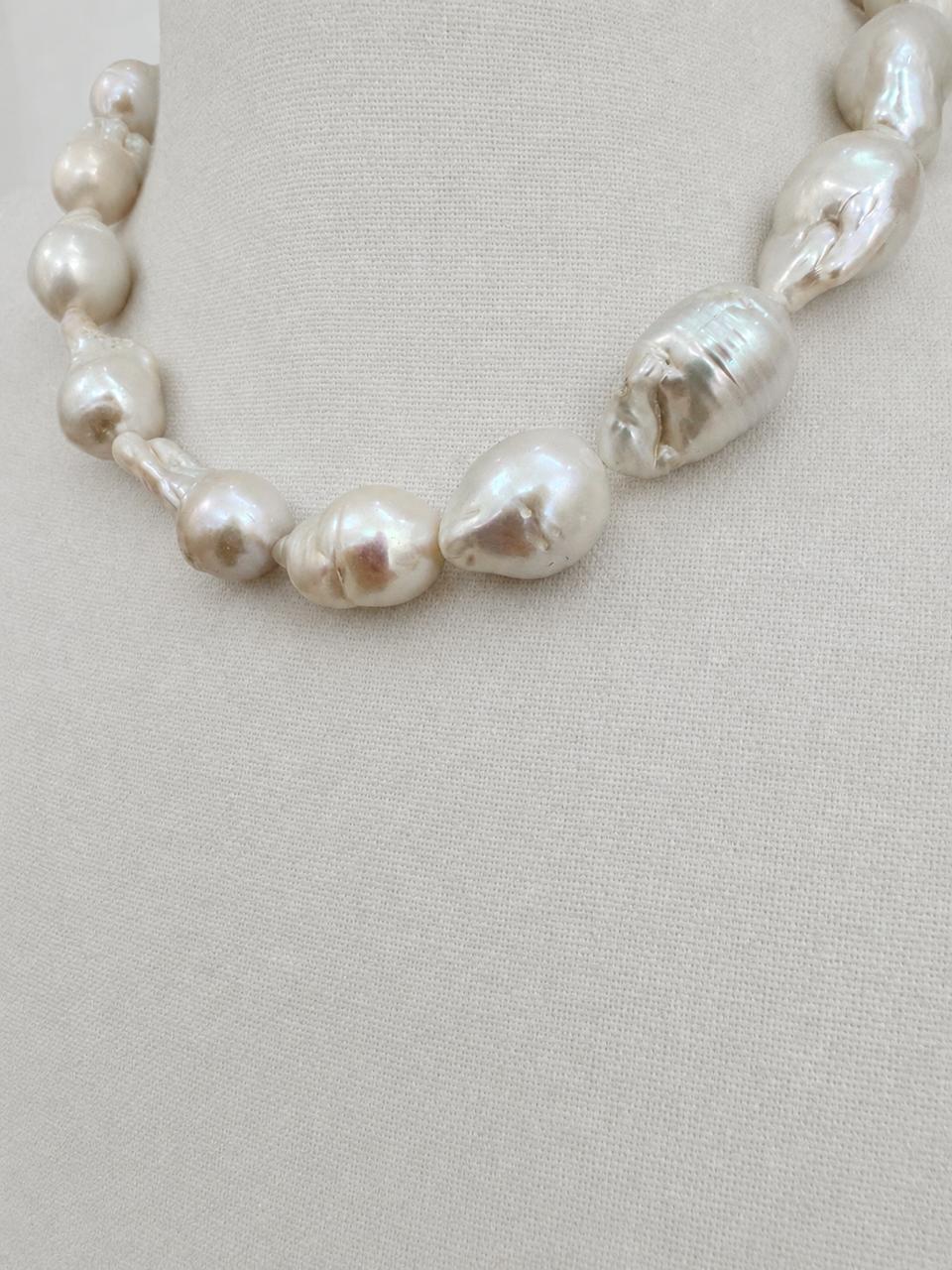 Modelo luciendo collar de perlas barrocas naturales gigantes con matices tornasol marca Cianna