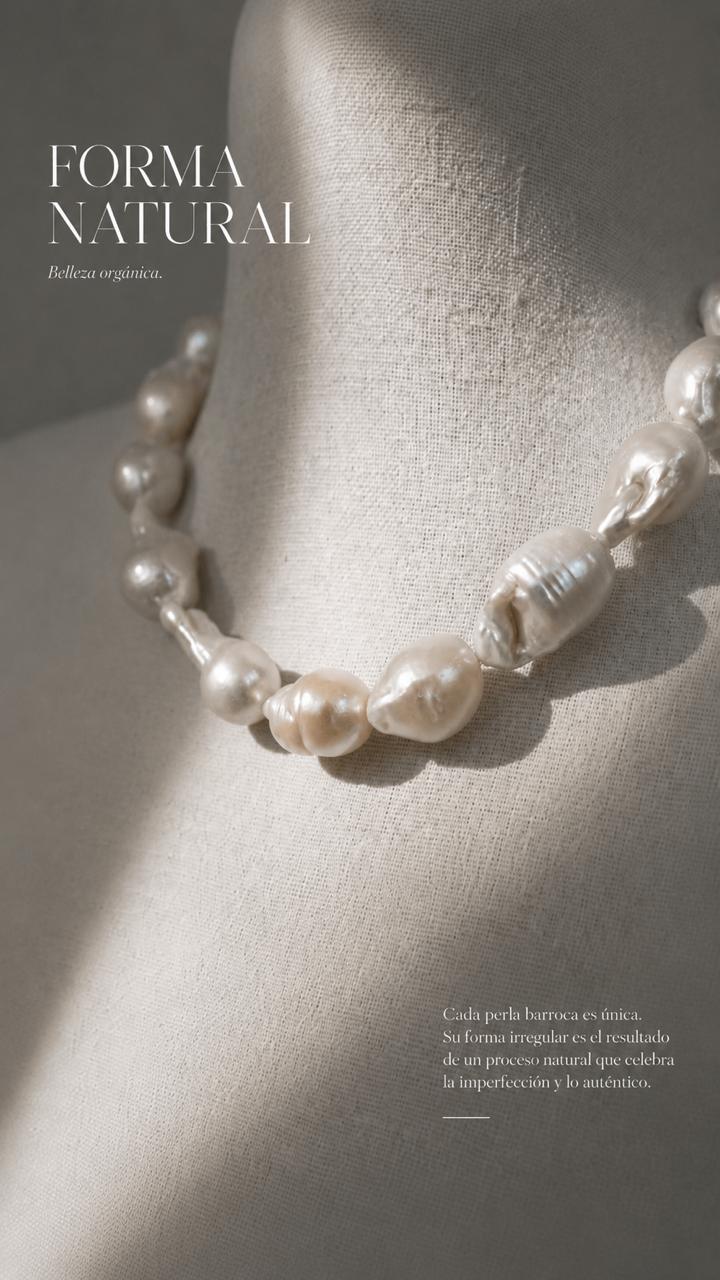 Modelo luciendo collar de perlas barrocas naturales gigantes con matices tornasol marca Cianna