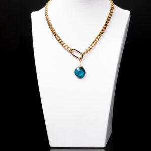 Collar de cadena gruesa dorada con dije de piedra tanzanita azul facetada en forma de gota joyería artesanal Cianna