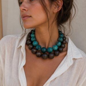 Collar de esferas grandes de piedra apatita azul natural facetada de 18mm con detalles en chapa de oro 22k marca Cianna