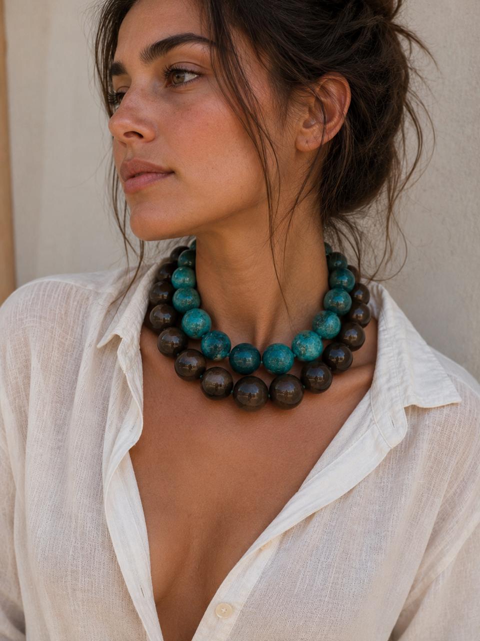 Collar de esferas grandes de piedra apatita azul natural facetada de 18mm con detalles en chapa de oro 22k marca Cianna
