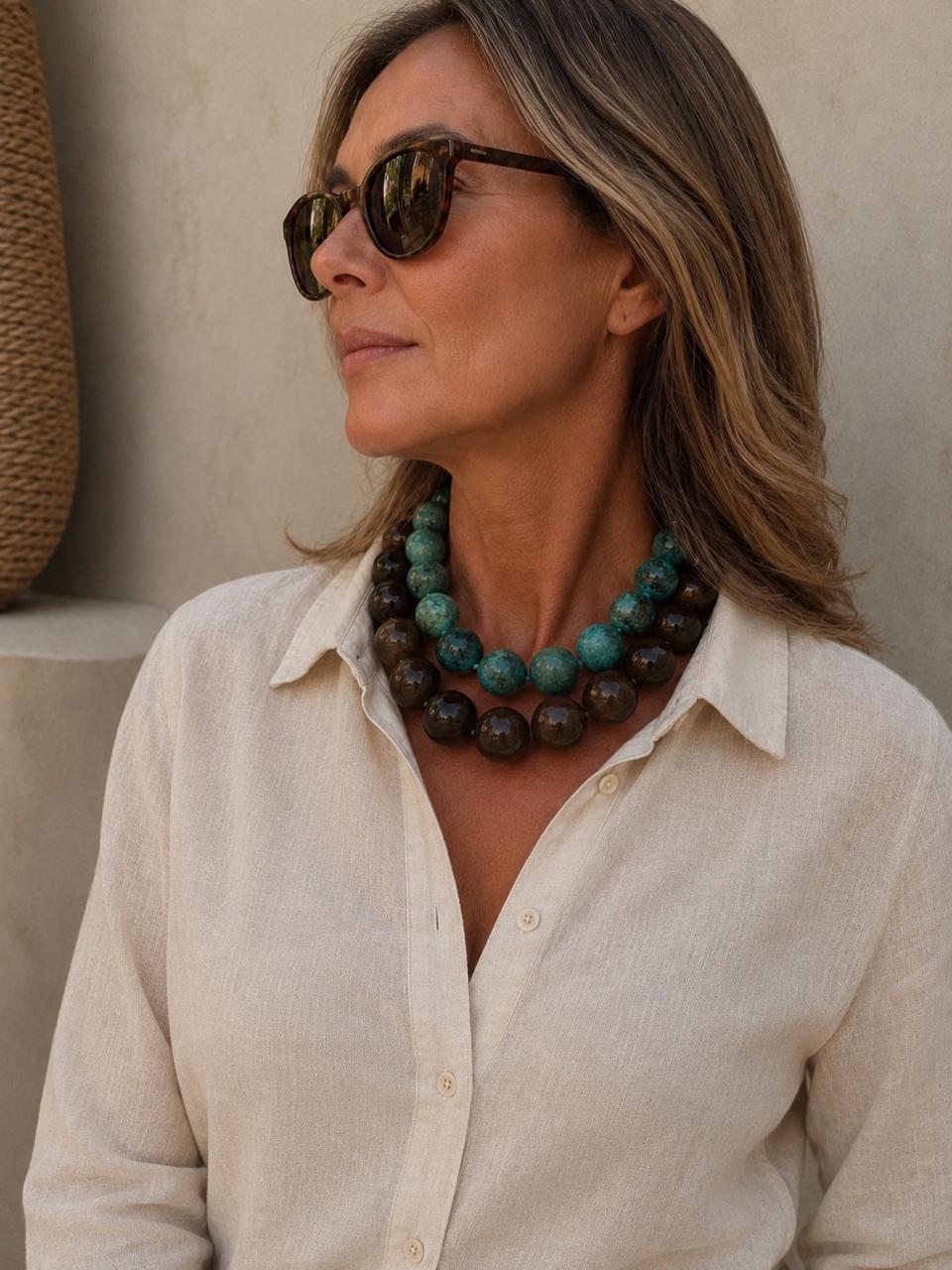 Collar de esferas grandes de piedra apatita azul natural facetada de 18mm con detalles en chapa de oro 22k marca Cianna