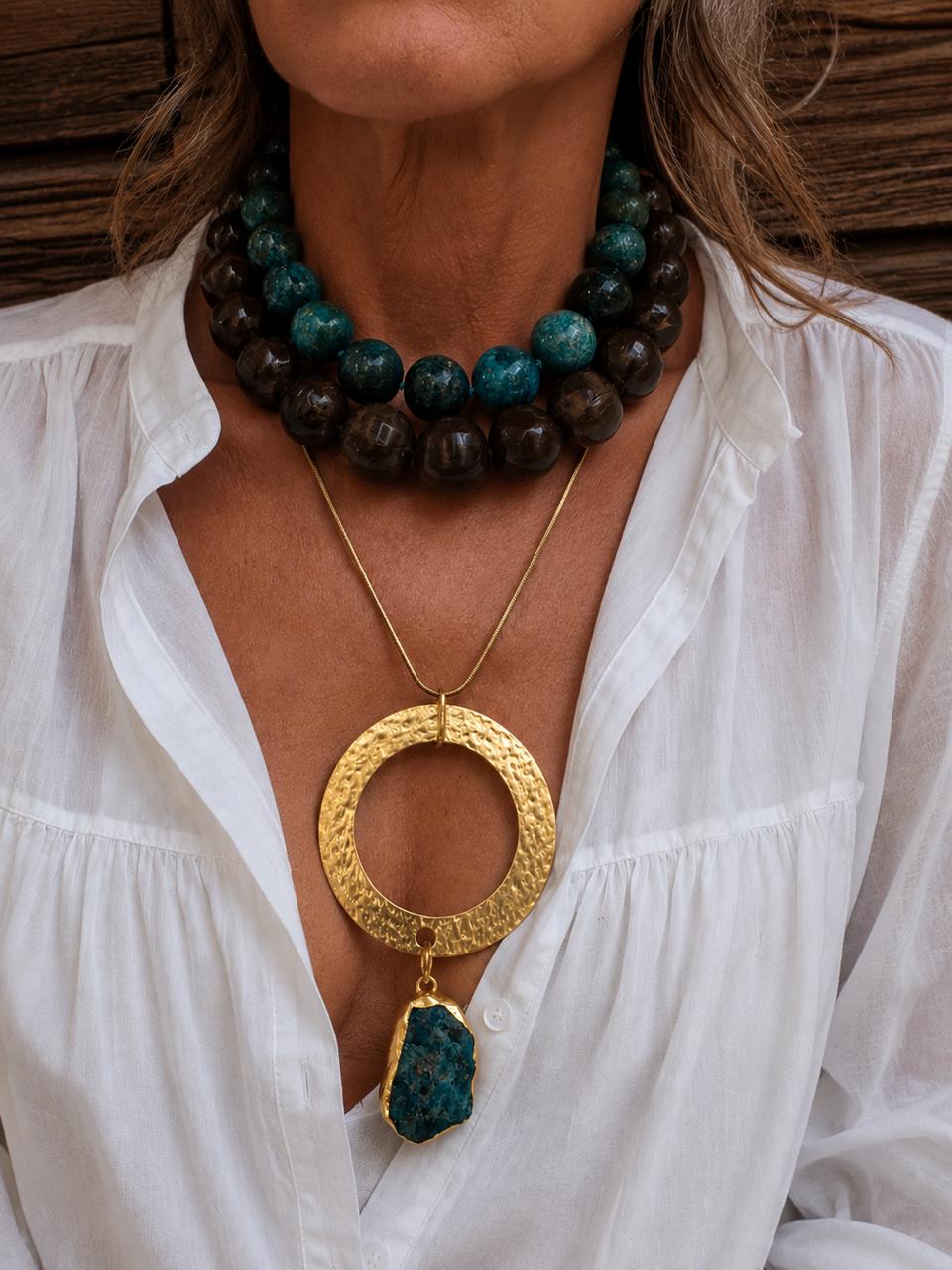 Collar de esferas grandes de piedra apatita azul natural facetada de 18mm con detalles en chapa de oro 22k marca Cianna