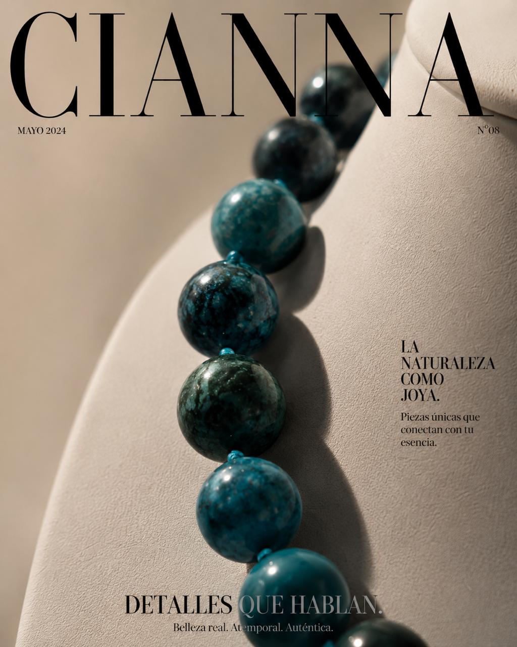 Collar de esferas grandes de piedra apatita azul natural facetada de 18mm con detalles en chapa de oro 22k marca Cianna