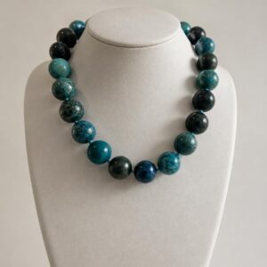 Collar de esferas grandes de piedra apatita azul natural facetada de 18mm con detalles en chapa de oro 22k marca Cianna