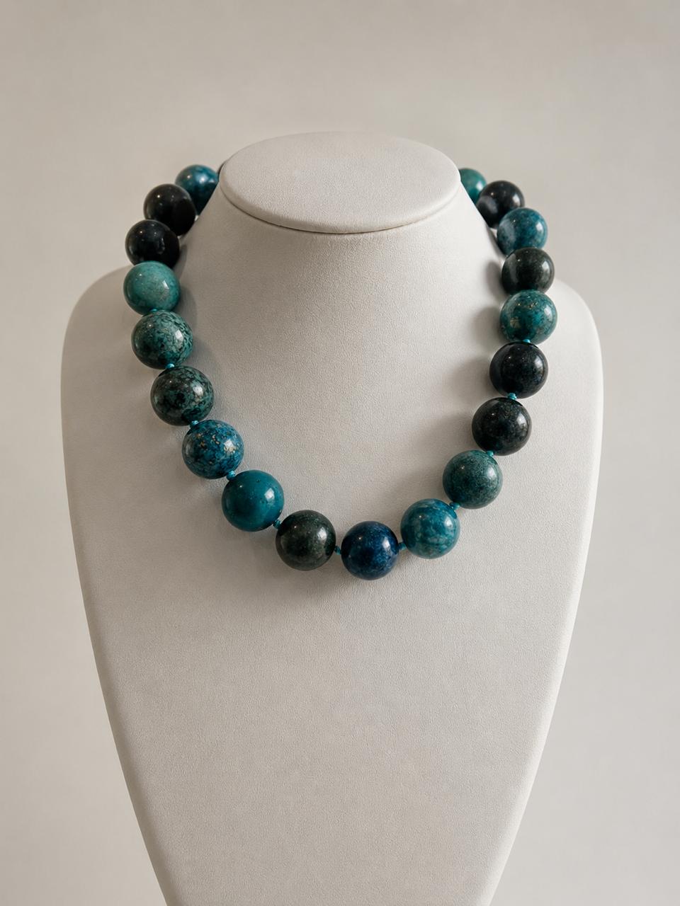 Collar de esferas grandes de piedra apatita azul natural facetada de 18mm con detalles en chapa de oro 22k marca Cianna