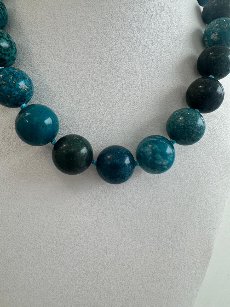 Collar de esferas grandes de piedra apatita azul natural facetada de 18mm con detalles en chapa de oro 22k marca Cianna
