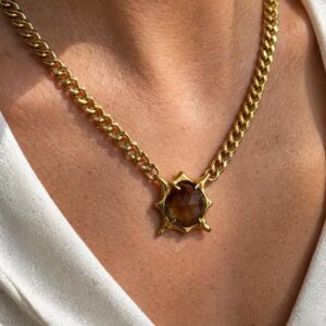 Collar de cadena gruesa dorada con dije de cuarzo ahumado facetado en engaste de estrella joyería Cianna