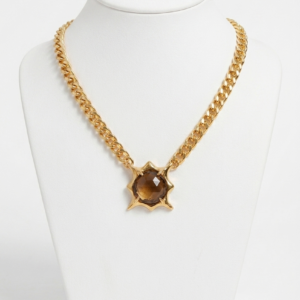 Collar de cadena gruesa dorada con dije de cuarzo ahumado facetado en engaste de estrella joyería Cianna