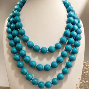 Collar de esferas de piedra howlita color turquesa con vetas naturales de 14mm y detalles en chapa de oro 22k marca Cianna