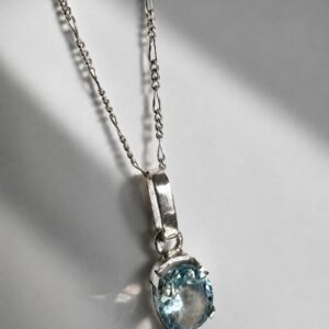 Collar de plata con topacio natural azul corte ovalado en foto artística y editorial marca Cianna
