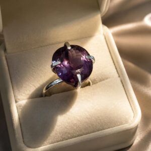 Anillo solitario de amatista natural de 16.9ct corte oval en plata fina Cianna