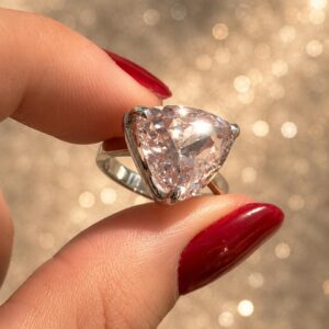 Anillo de morganita en plata fina con gema rosa de 7.9ct corte trillon de 1.5 cm de la marca Cianna.
