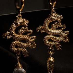 aretes-de-dragon-con-cuarzo-natural-y-daga.jpg Aretes de dragon con cuarzo natural facetado en forma de gota y amuleto de daga dorada con baño de oro.