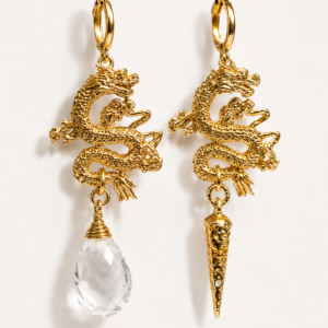 Aretes de dragon con cuarzo natural facetado en forma de gota y amuleto de daga dorada con baño de oro.