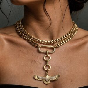 Collar de aguila con zirconia incrustada y doble cadena cubana en chapa de oro de 22k de la marca Cianna.