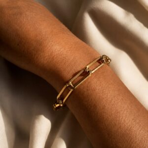 pulsera-de-eslabon-cuadrado-grande-oro-22k.jpg Pulsera de eslabon cuadrado grande y alargado con chapa de oro de 22k de la marca Cianna.