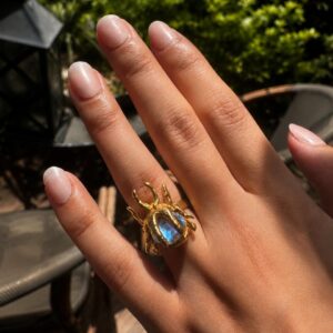 nillo de escarabajo esculpido en oro laminado con piedra ópalo azul de destellos tornasol Cianna