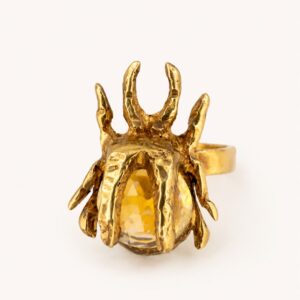nillo de escarabajo esculpido en oro laminado con piedra ópalo azul de destellos tornasol Cianna
