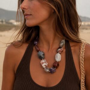 collar-de-mix-de-cuarzos-naturales-artesanal2.jpg Collar artesanal de mix de cuarzos naturales en formas orgánicas y tonos terrosos Cianna